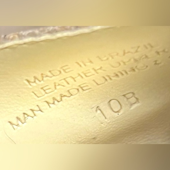 Cream Leather Peep Toe Sandal with Buckle
Size 10
Like New / Never Worn
BCBGirls - Picture 10 of 10